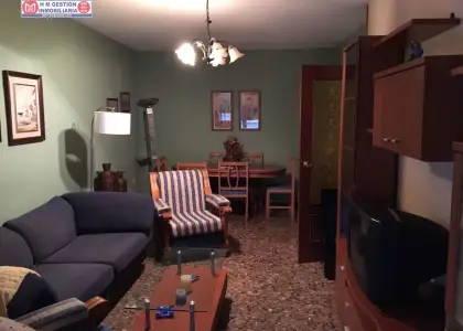 Piso amueblado en el CENTRO, con CALEFACCIÓN INCLUIDA en el precio. 2 dormitorios, baño completo, amplio salón comedor, cocina independiente con lavadero/terraza. En edificio con ASCENSOR. PRECIO N en Ciudad Real