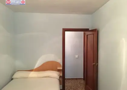 Piso amueblado en el CENTRO, con CALEFACCIÓN INCLUIDA en el precio. 2 dormitorios, baño completo, amplio salón comedor, cocina independiente con lavadero/terraza. En edificio con ASCENSOR. PRECIO N en Ciudad Real