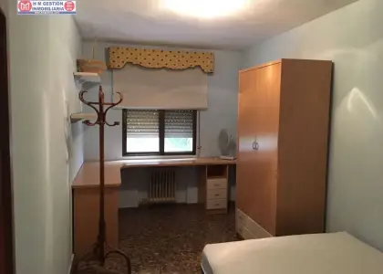 Piso amueblado en el CENTRO, con CALEFACCIÓN INCLUIDA en el precio. 2 dormitorios, baño completo, amplio salón comedor, cocina independiente con lavadero/terraza. En edificio con ASCENSOR. PRECIO N en Ciudad Real