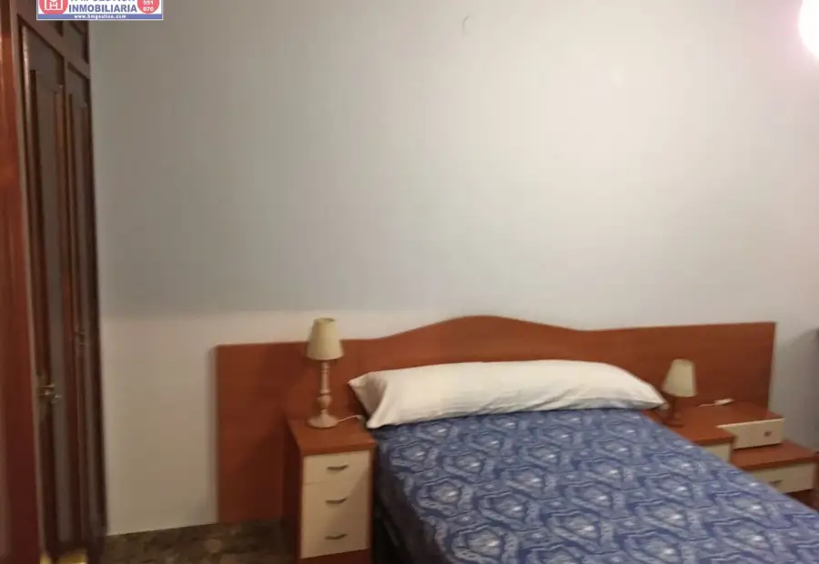 Piso amueblado en el CENTRO, con CALEFACCIÓN INCLUIDA en el precio. 2 dormitorios, baño completo, amplio salón comedor, cocina independiente con lavadero/terraza. En edificio con ASCENSOR. PRECIO N en Ciudad Real