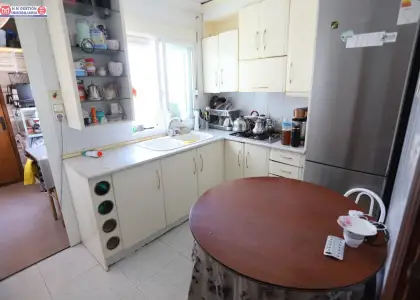 Piso céntrico y amplio, con 3 dormitorios, baño con ducha, aseo, cocina independiente con lavadero y salón comedor con balcón en Alcázar de San Juan