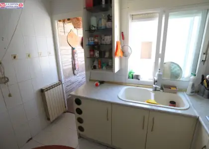 Piso céntrico y amplio, con 3 dormitorios, baño con ducha, aseo, cocina independiente con lavadero y salón comedor con balcón en Alcázar de San Juan