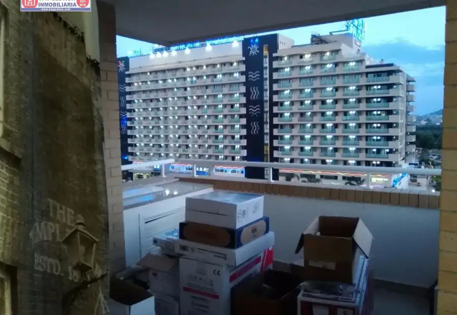 Piso de 2 dormitorios y un baño, con terraza, armarios empotrados, cocina independiente y aire acondicionado. Piscina comunitaria y Plaza de Garaje. Ubicado en zona cabanes. en Castellon Castello de la Plana