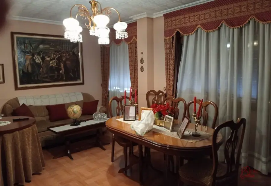 Piso en venta en Alcázar De San Juan, de 188 m2 con 8 dormitorios, 2 baños y 3 balcones por 195.000 €, Ref. 0264 en Alcázar de San Juan