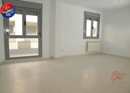 Piso en venta en Alcázar De San Juan, Emilio Castelar, de 102 m2 con 1 dormitorio, baño, plaza de garaje y trastero por 95.000 €, Ref. 0438 en Alcázar de San Juan