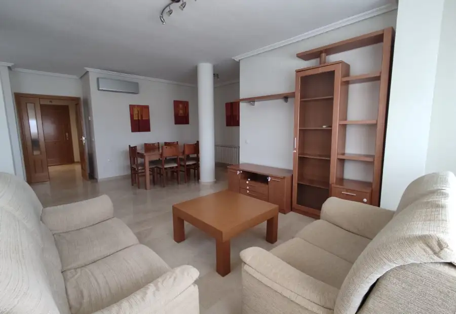 Piso seminuevo con cuatro amplios dormitorios, dos baños completos, garaje, trastero y piscina comun en Alcázar de San Juan