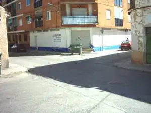 Se alquila amplio local comercial con fachada a dos calles en Manzanares