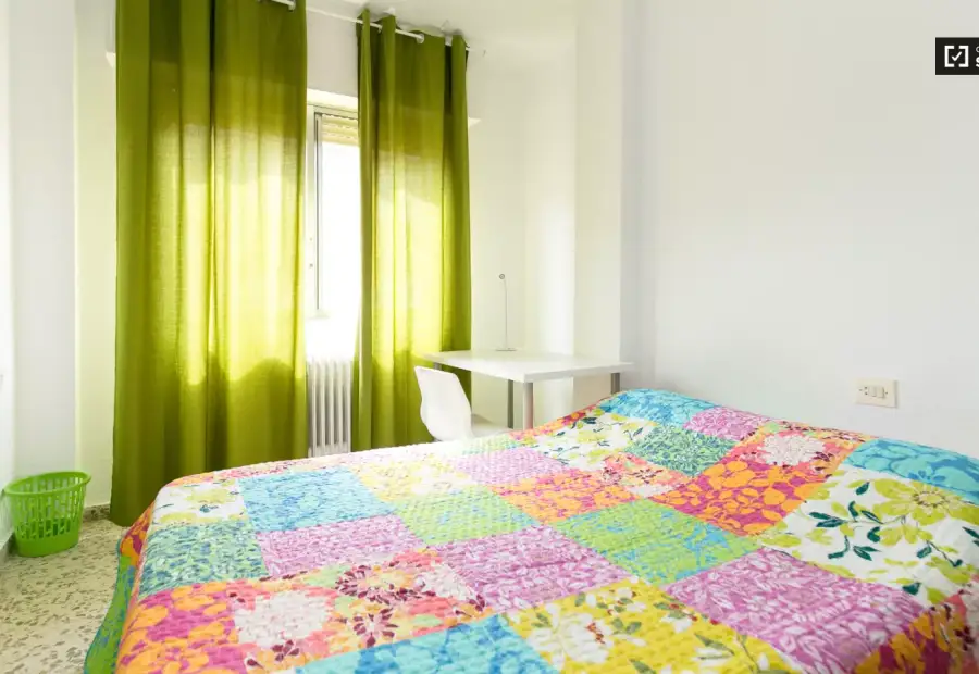Se alquila habitación con armario empotrado en piso compartido, Ronda en Granada