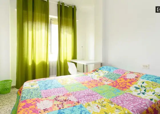 Se alquila habitación con armario empotrado en piso compartido, Ronda en Granada