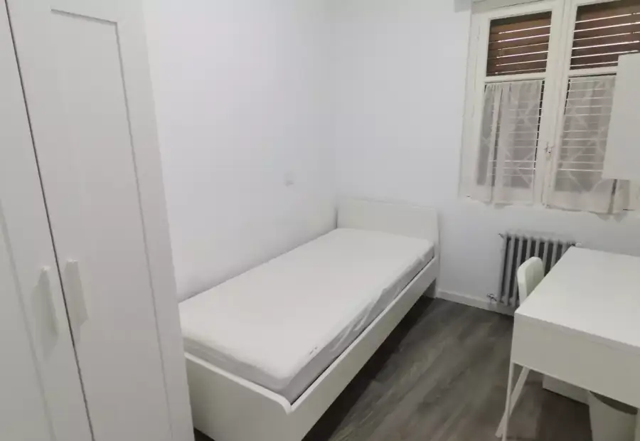 Se alquila habitación en apartamento de 4 dormitorios en Salamanca en Salamanca