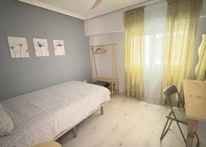 Se alquila habitación en piso compartido de 2 habitaciones en Alicante perfecta para mujeres. en Alicante (Alacant)