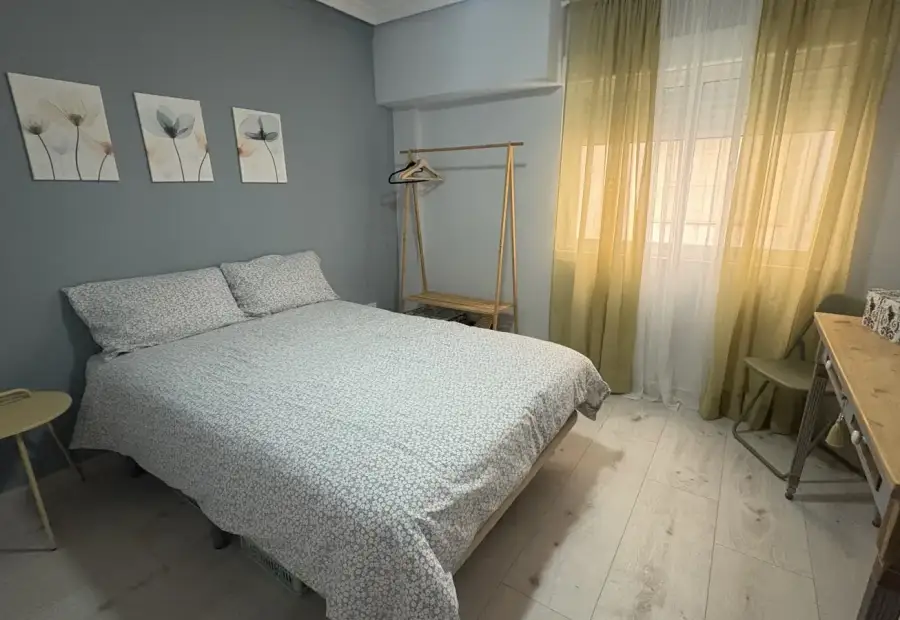 Se alquila habitación en piso compartido de 2 habitaciones en Alicante perfecta para mujeres. en Alicante (Alacant)
