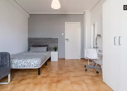 Se alquila habitación en piso compartido de 3 habitaciones en Aiora. en Valencia