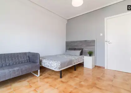 Se alquila habitación en piso compartido de 3 habitaciones en Aiora. en Valencia