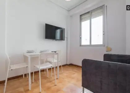 Se alquila habitación en piso compartido de 3 habitaciones en Aiora. en Valencia