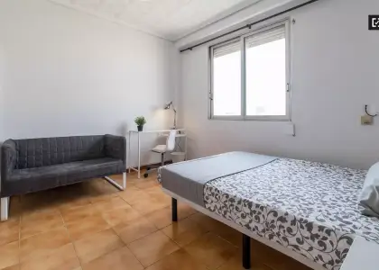 Se alquila habitación en piso compartido de 3 habitaciones en Aiora. en Valencia