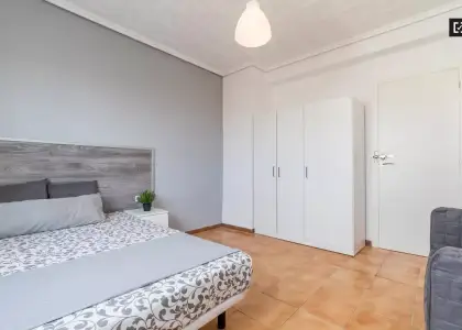 Se alquila habitación en piso compartido de 3 habitaciones en Aiora. en Valencia