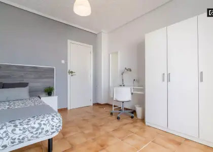 Se alquila habitación en piso compartido de 3 habitaciones en Aiora. en Valencia