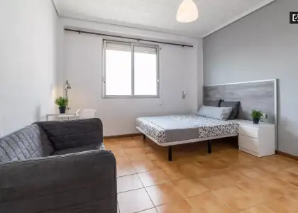 Se alquila habitación en piso compartido de 3 habitaciones en Aiora. en Valencia