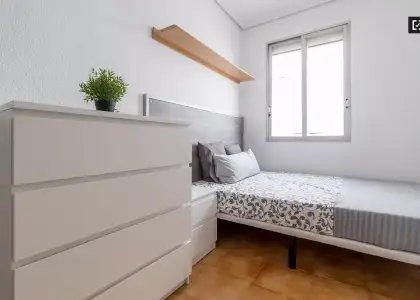 Se alquila habitación en piso compartido de 3 habitaciones en Aiora. en Valencia