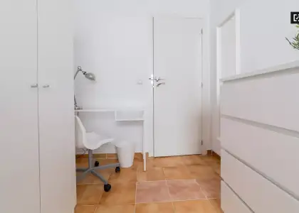 Se alquila habitación en piso compartido de 3 habitaciones en Aiora. en Valencia