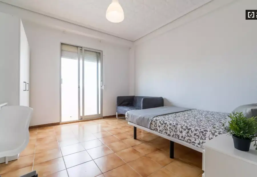 Se alquila habitación en piso compartido de 3 habitaciones en Aiora. en Valencia