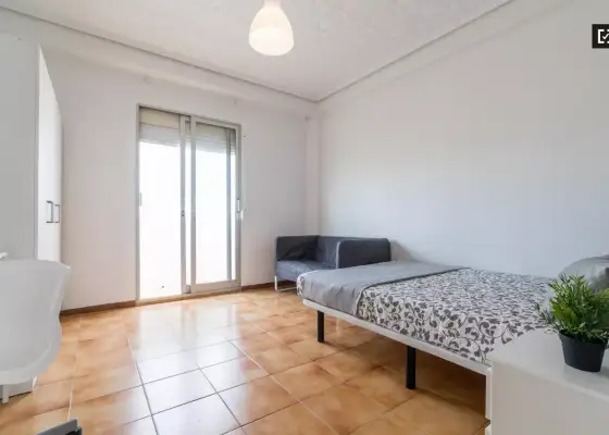 Se alquila habitación en piso compartido de 3 habitaciones en Aiora. en Valencia