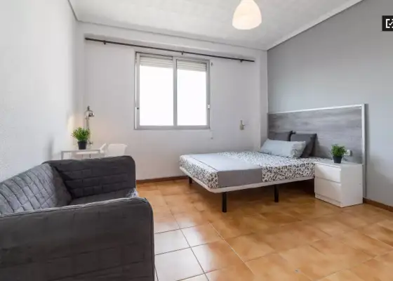 Se alquila habitación en piso compartido de 3 habitaciones en Aiora. en Valencia