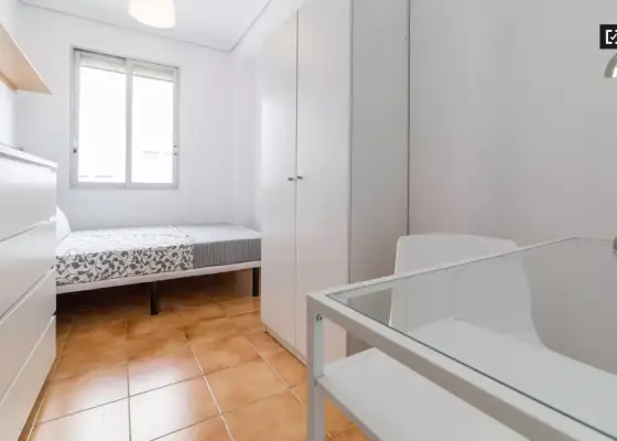 Se alquila habitación en piso compartido de 3 habitaciones en Aiora. en Valencia