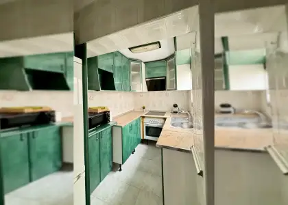 Se alquila habitación en piso compartido de 3 habitaciones en Barrio Alto, todos los gastos incluidos. en Almería