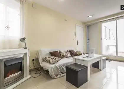 Se alquila habitación en piso compartido de 3 habitaciones en Cabanyal-Canyamelar en Valencia