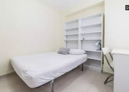 Se alquila habitación en piso compartido de 3 habitaciones en Cabanyal-Canyamelar en Valencia