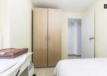 Se alquila habitación en piso compartido de 3 habitaciones en Cabanyal-Canyamelar en Valencia