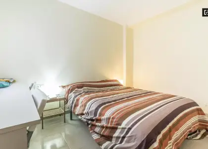 Se alquila habitación en piso compartido de 3 habitaciones en Cabanyal-Canyamelar en Valencia