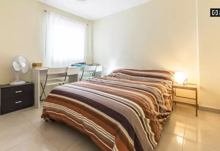 Se alquila habitación en piso compartido de 3 habitaciones en Cabanyal-Canyamelar en Valencia
