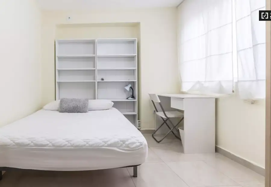 Se alquila habitación en piso compartido de 3 habitaciones en Cabanyal-Canyamelar en Valencia