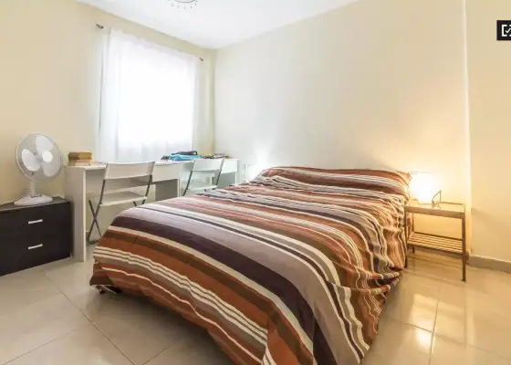 Se alquila habitación en piso compartido de 3 habitaciones en Cabanyal-Canyamelar en Valencia