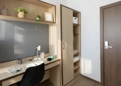 Se alquila habitación en piso compartido de 3 habitaciones en Camino de Ronda, gastos incluidos, perfecto para estudiantes. en Granada