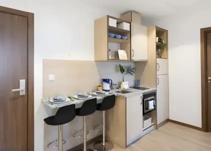 Se alquila habitación en piso compartido de 3 habitaciones en Camino de Ronda, gastos incluidos, perfecto para estudiantes. en Granada