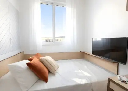 Se alquila habitación en piso compartido de 3 habitaciones en Camino de Ronda, gastos incluidos, perfecto para estudiantes. en Granada