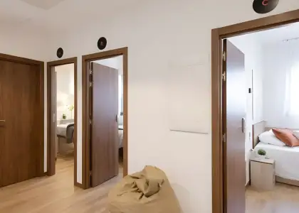Se alquila habitación en piso compartido de 3 habitaciones en Camino de Ronda, gastos incluidos, perfecto para estudiantes. en Granada