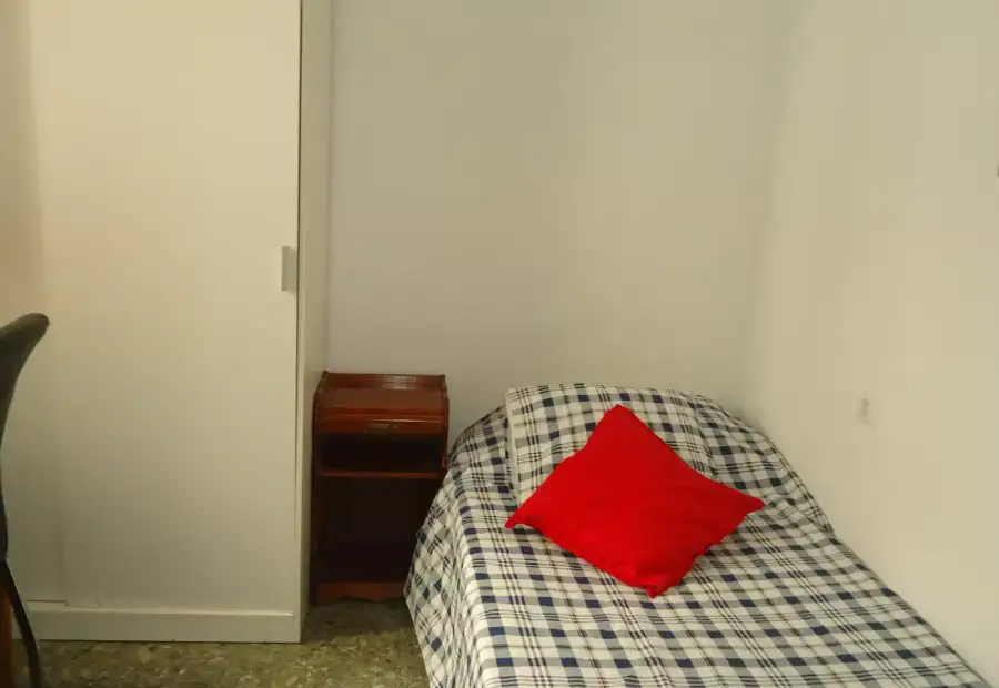 Se alquila habitación en piso compartido de 3 habitaciones en Ciudad Jardín en Córdoba