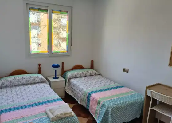 Se alquila habitación en piso compartido de 3 habitaciones en Cruz del Humilladero, gastos incluidos, solo chicas en Málaga