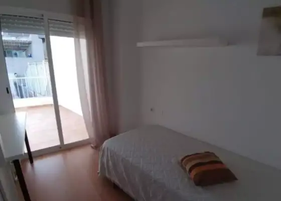 Se alquila habitación en piso compartido de 3 habitaciones en Murcia.