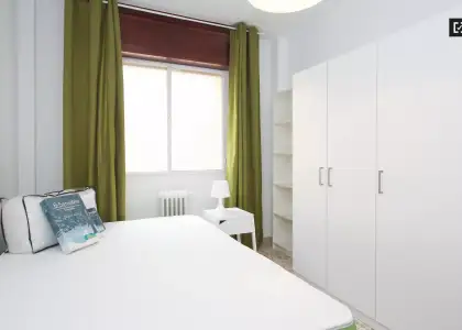 Se alquila habitación en piso compartido de 4 habitaciones en Camino de Ronda, perfecta para profesionales o estudiantes. en Granada