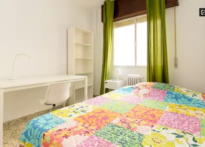 Se alquila habitación en piso compartido de 4 habitaciones en Camino de Ronda, perfecta para profesionales o estudiantes. en Granada