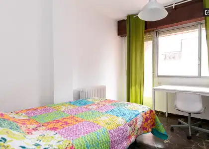 Se alquila habitación en piso compartido de 4 habitaciones en Camino de Ronda, perfecta para profesionales o estudiantes. en Granada