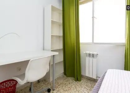Se alquila habitación en piso compartido de 4 habitaciones en Camino de Ronda, perfecta para profesionales o estudiantes. en Granada
