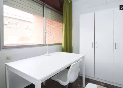 Se alquila habitación en piso compartido de 4 habitaciones en Camino de Ronda, perfecta para profesionales o estudiantes. en Granada