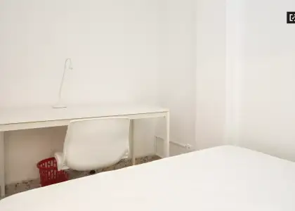 Se alquila habitación en piso compartido de 4 habitaciones en Camino de Ronda, perfecta para profesionales o estudiantes. en Granada